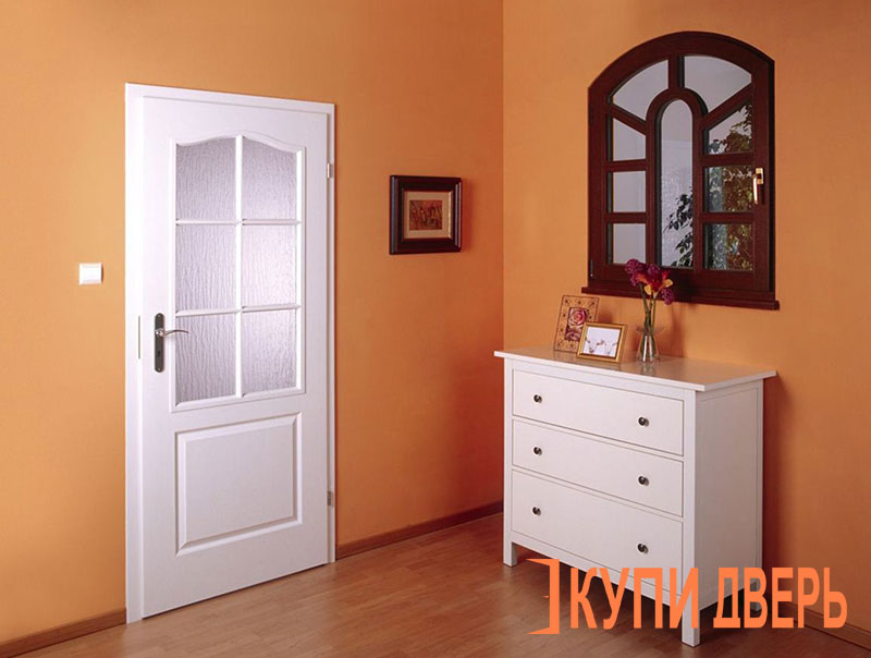 Двери Ньюдор в интерьере белого цвета со стеклом
