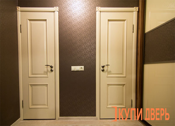 Двери в туалет и ванную в интерьере квартиры - фото №5